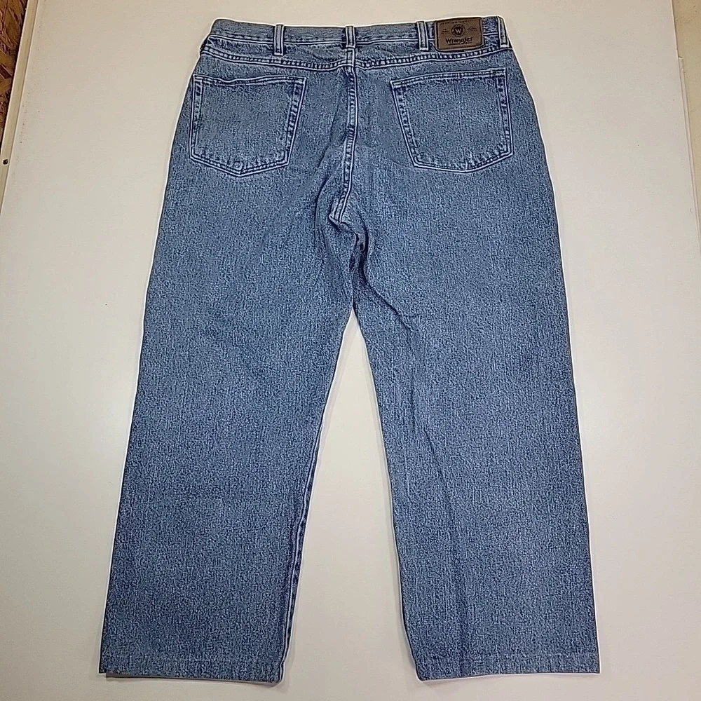Wrangler 38x32 Relaxed Fit Jeans Mens Light Wash Blue Denim Straight Leg